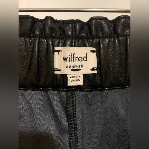 Aritzia Wilfred Faux Leather Shorts size XXS - Picture 3 of 3